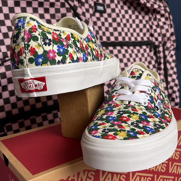 Vans WMNS Authentic
Floral White
VN0009PVTBD
Sneakers - Picture 2 of 16